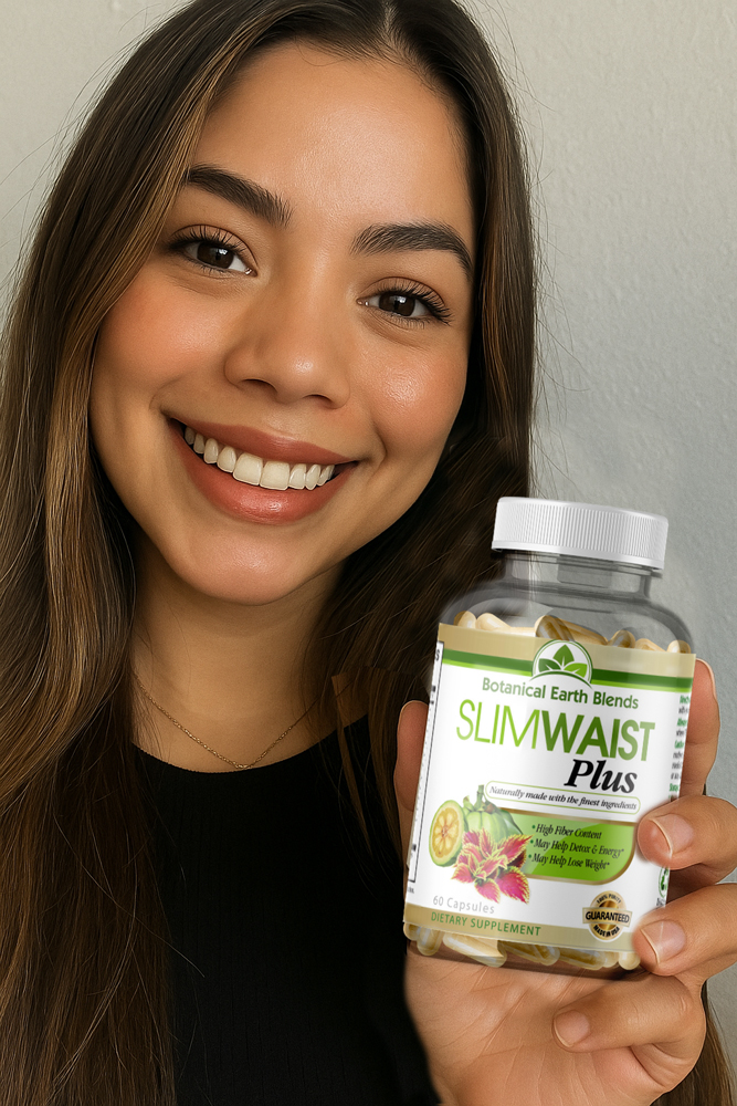Mujer joven sonriendo y mostrando un frasco de SlimWaist Plus suplemento natural